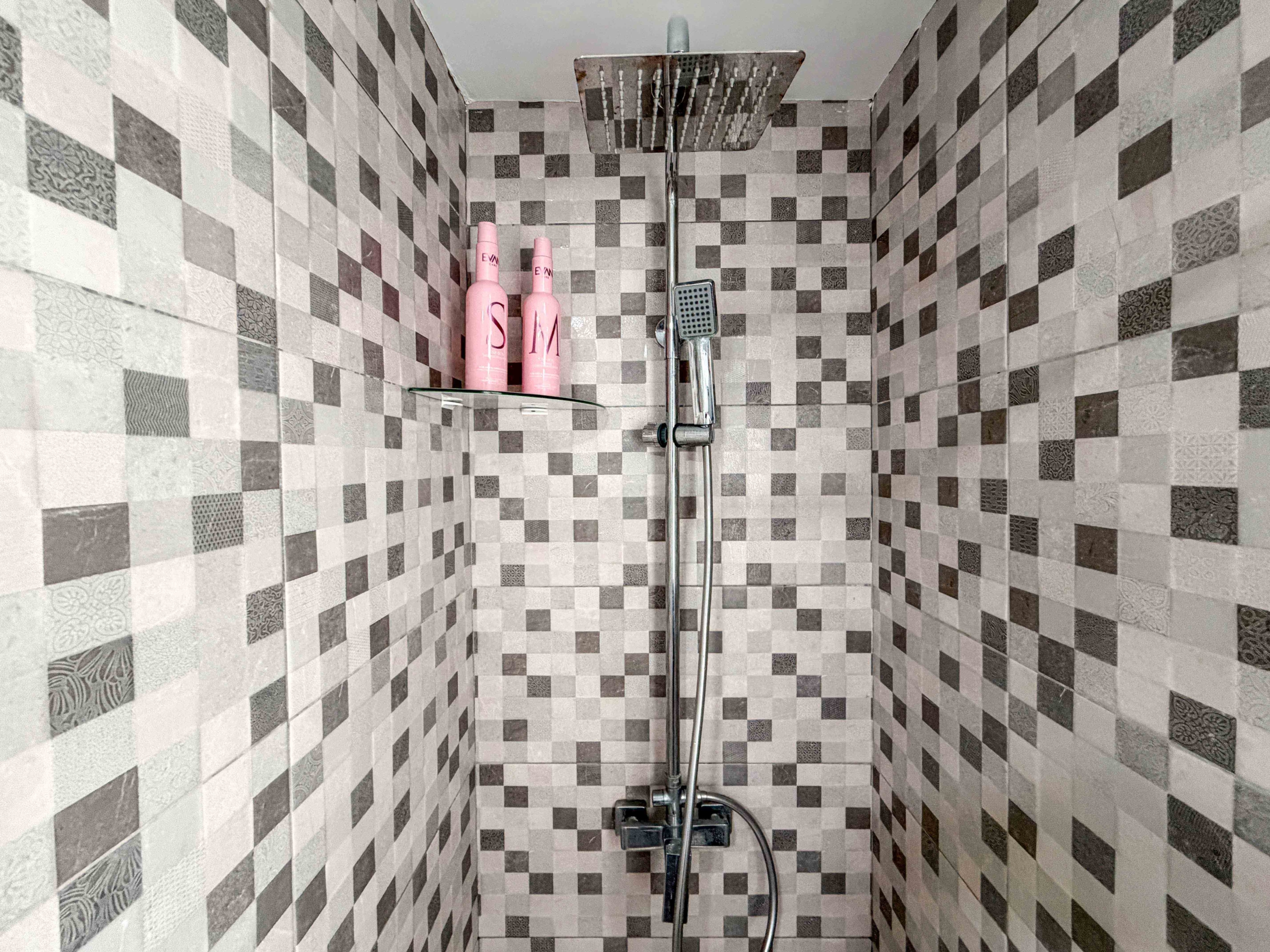 1047